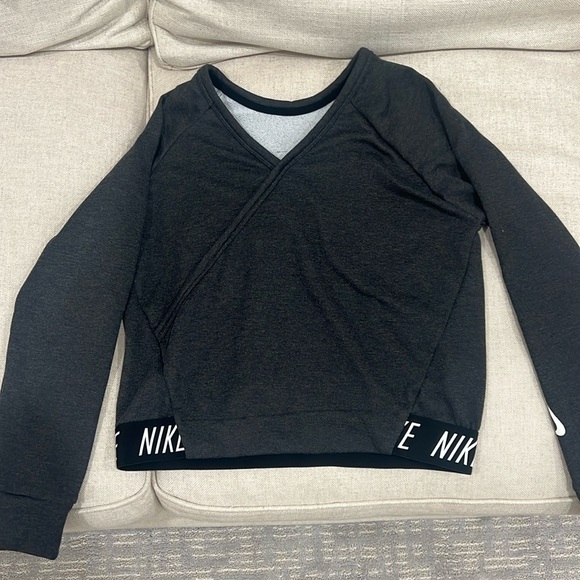 Girls extra large dry fit Nike sweatshirt - Picture 1 of 3
